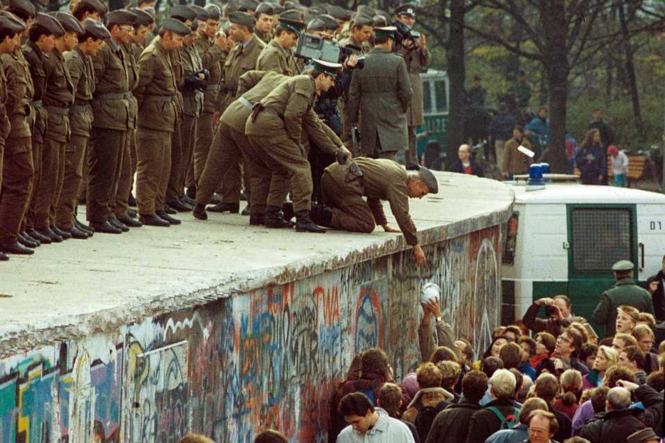 Берлинская стена, её обломки и их путешествие в сша