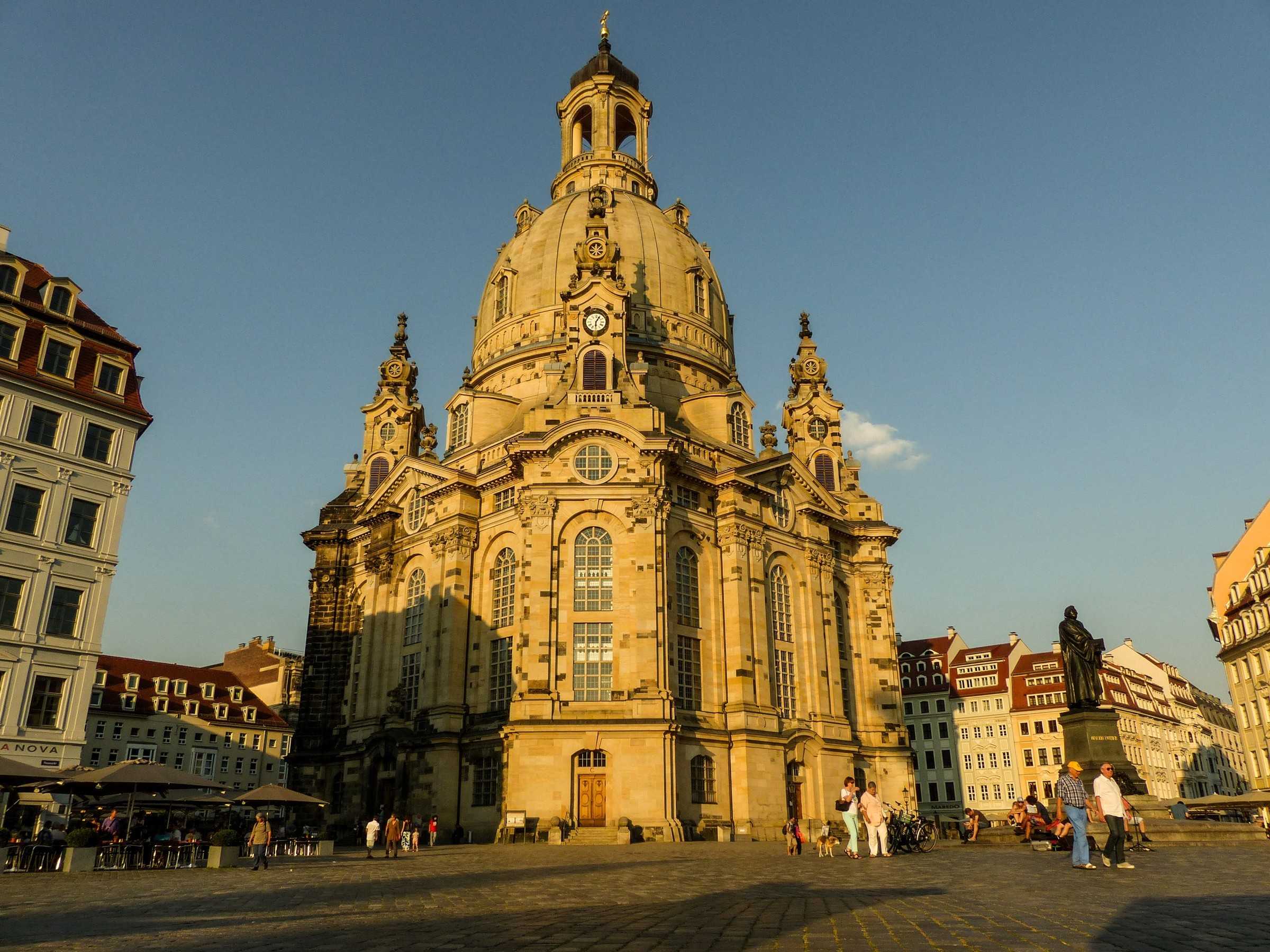 Церковь фрауэнкирхе (нем. frauenkirche) в дрездене. фото