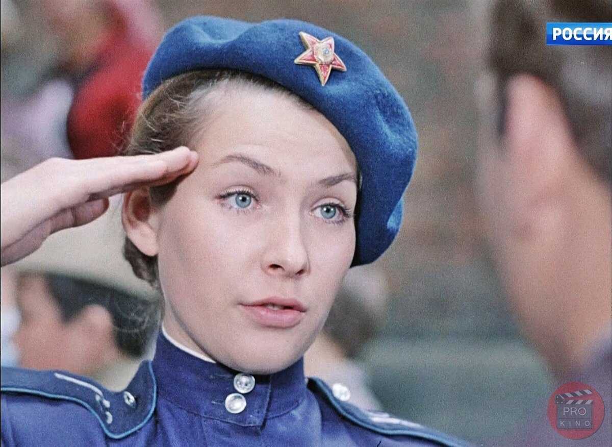Александра даниловасодержание а также ранняя жизнь [ править ]
